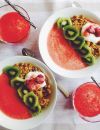 Smoothie bowl ultra-frais fraise, kiwi et granola maison