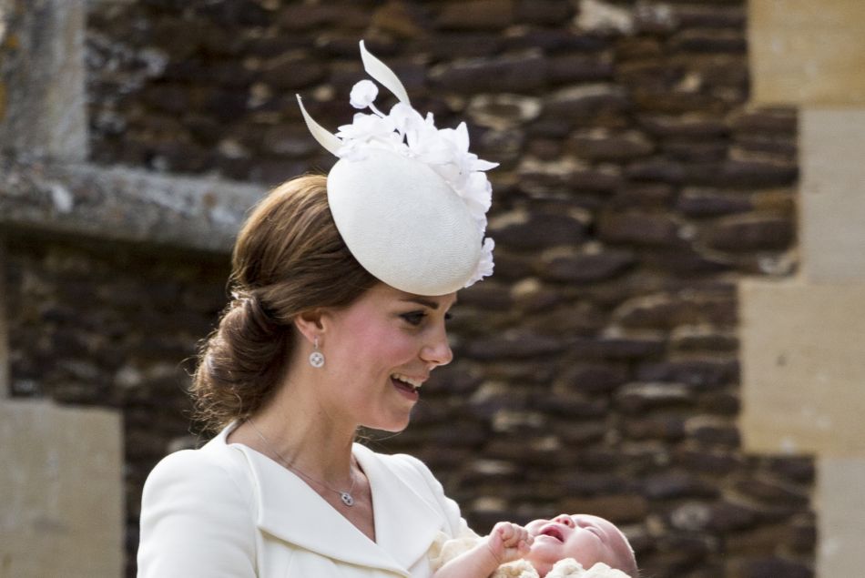 Catherine Kate Middleton, la duchesse de Cambridge et sa fille la princesse Charlotte de Cambridge - Sorties après le baptême de la princesse Charlotte de Cambridge à l'église St. Mary Magdalene à Sandringham, le 5 juillet 2015.