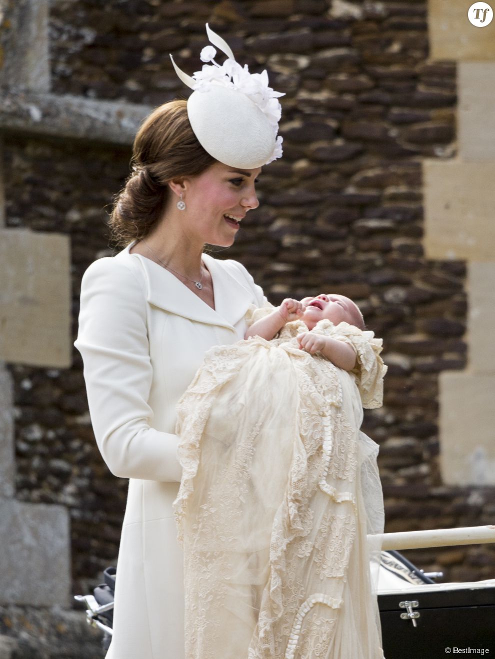  Catherine Kate Middleton, la duchesse de Cambridge et sa fille la princesse Charlotte de Cambridge - Sorties après le baptême de la princesse Charlotte de Cambridge à l&#039;église St. Mary Magdalene à Sandringham, le 5 juillet 2015. 