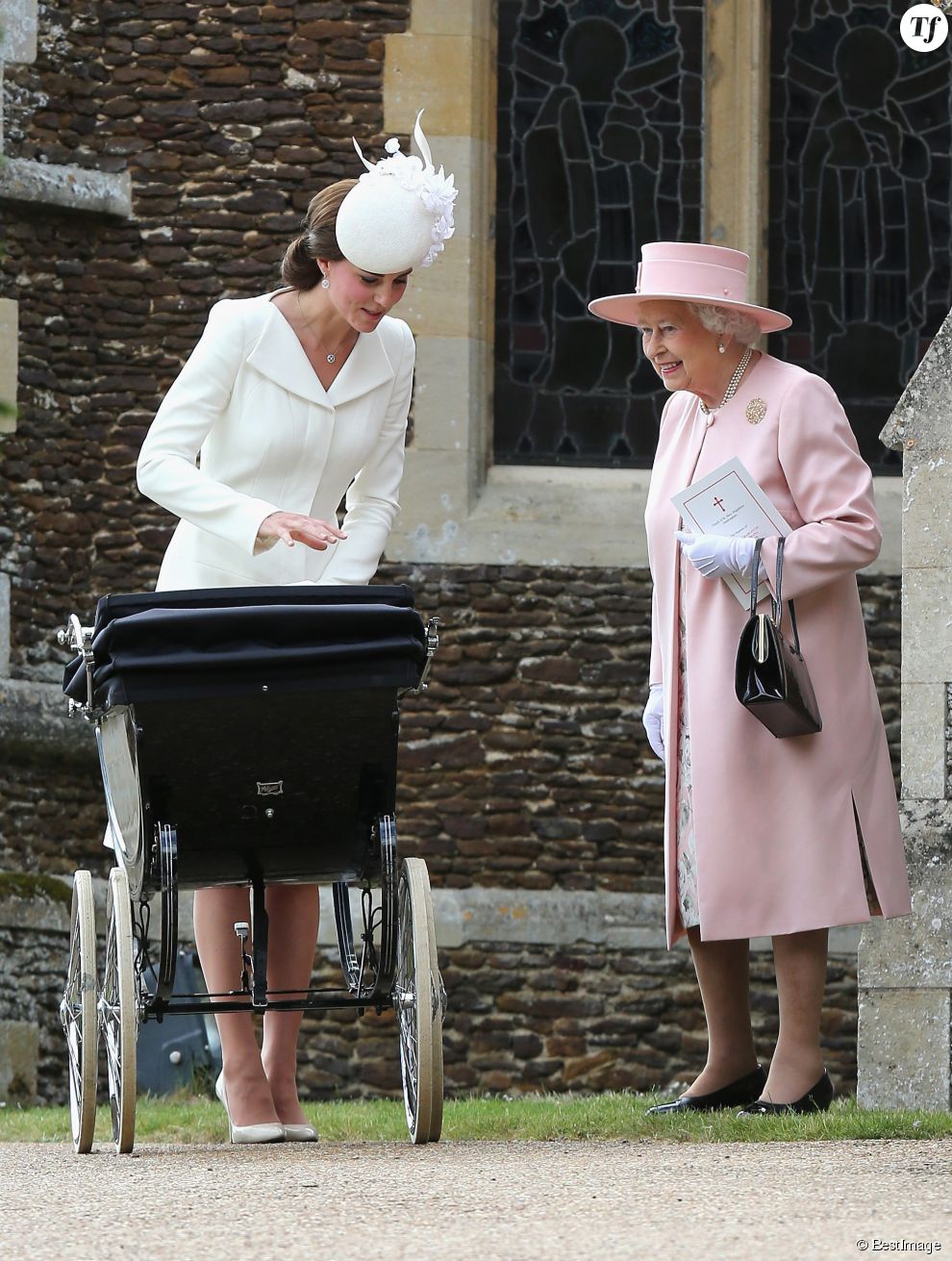  Catherine Kate Middleton, la duchesse de Cambridge et sa fille la princesse Charlotte de Cambridge, la reine Elisabeth II - Sorties après le baptême de la princesse Charlotte de Cambridge à l&#039;église St. Mary Magdalene à Sandringham, le 5 juillet 2015.  