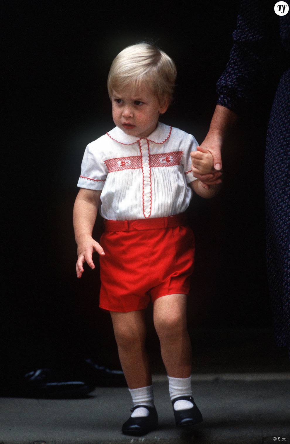   Le jeune Prince William, accompagné par sa nourrice Barbara Barnes, quittant l&#039;hôpital St Mary à Londres le 16 septembre 1984 après avoir rencontré son petit frère, le Prince Harry.  