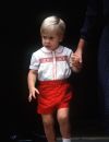 Le jeune Prince William, accompagné par sa nourrice Barbara Barnes, quittant l'hôpital St Mary à Londres le 16 septembre 1984 après avoir rencontré son petit frère, le Prince Harry.