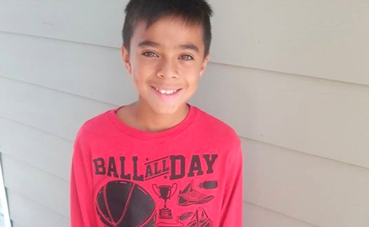 Ce petit garçon lisait des prospectus faute de livres, mais une rencontre a changé sa vie