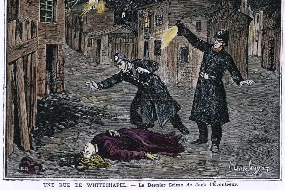 La découverte d'une des victimes des meurtres de Whitechapel, 1888.