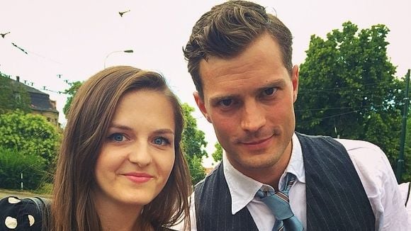 Jamie Dornan : il pose avec ses fans à Prague sur le tournage d'Anthropoid (photos)