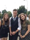 Jamie Dornan pose avec des fans sur le tournage d'Anthropoid à Prague le 1er août 2015
