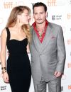 Amber Heard n'a pas l'air de vouloir se débarrasser de Johnny Depp...