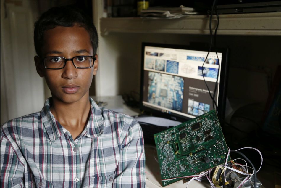Ahmed Mohamed, 14 ans, arrêté pour avoir fabriqué une horloge.