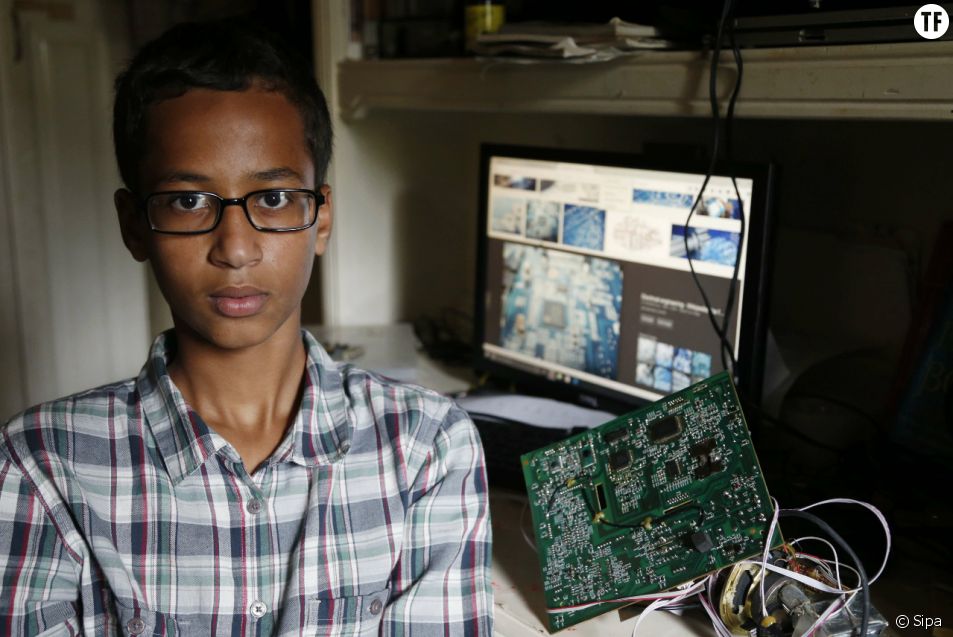 Ahmed Mohamed, 14 ans, arrêté pour avoir fabriqué une horloge.