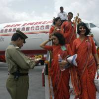 Trop "grosses" ? Air India interdit à 130 hôtesses de l'air de monter dans ses avions