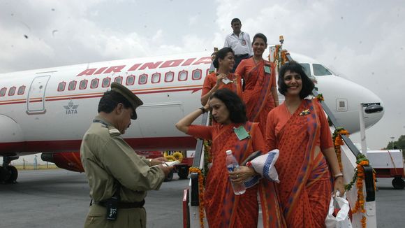 Trop "grosses" ? Air India interdit à 130 hôtesses de l'air de monter dans ses avions