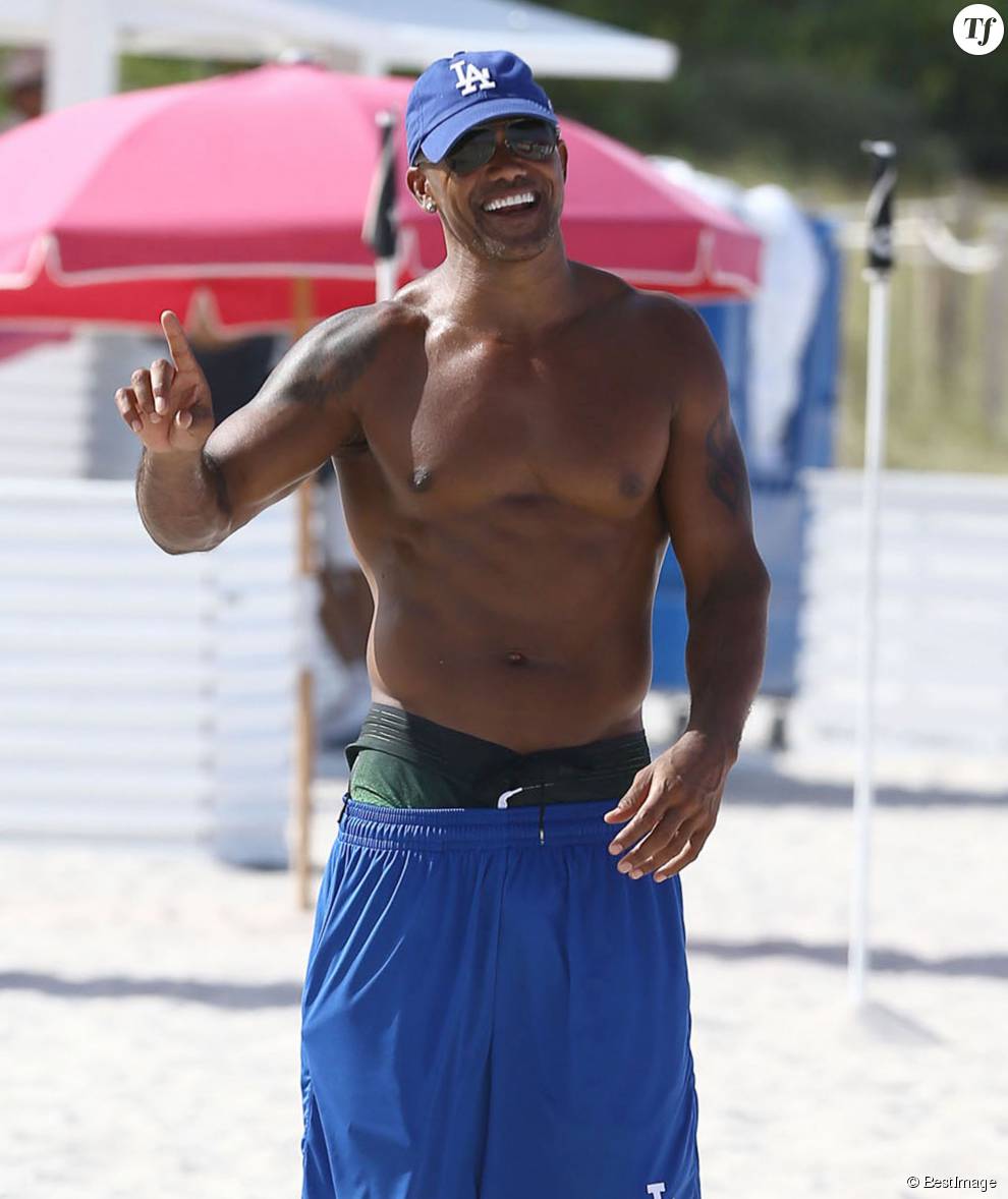   Shemar Moore sur la plage avec une amie à Miami, le 2 juillet 2015.  