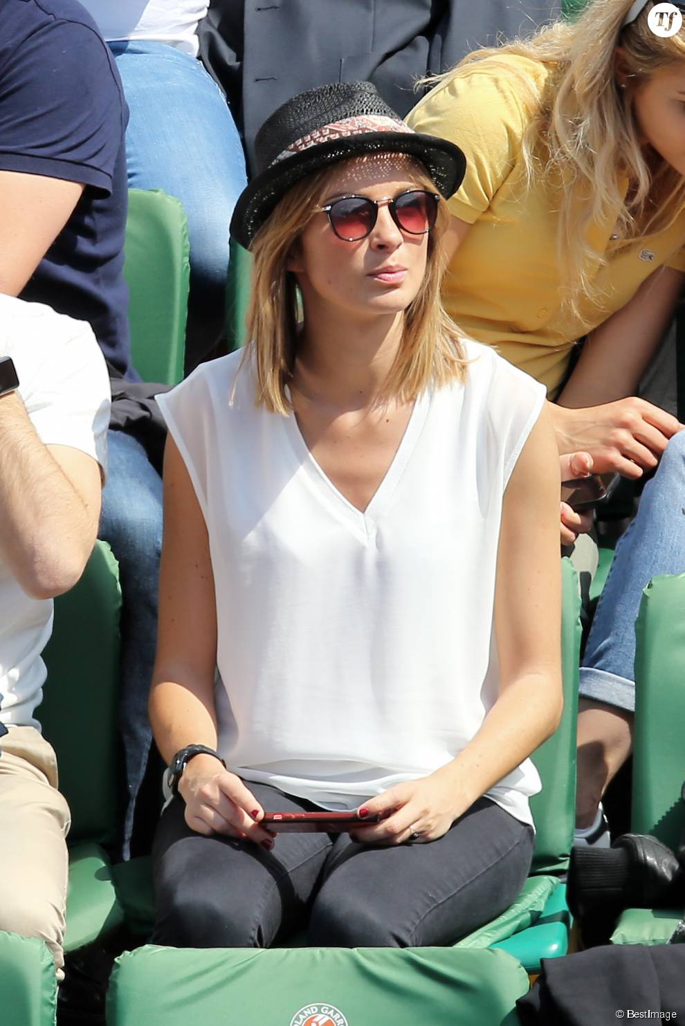   Isabelle Ithurburu - Jour 4 - People dans les tribunes lors du tournoi de tennis de Roland Garros à Paris le 27 mai 2015.  
