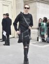  Molly Bair quitte le défilé Chanel lors de la Fashion Week prêt-à-porter Automne-Hiver 2015-2015 le 10 mars 2015 