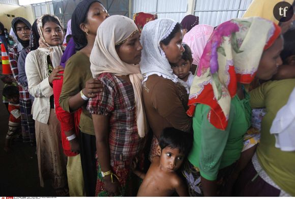 Femmes qui attendent à Langsa, dans la province d'Aceh, en Indonésie le 18 mai 2015