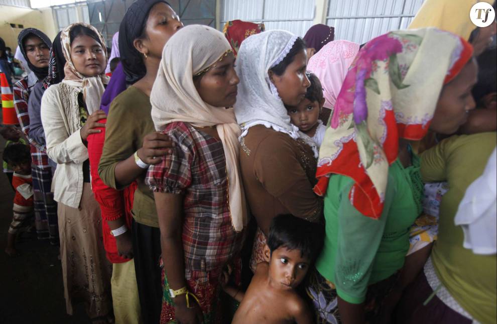  Femmes qui attendent à Langsa, dans la province d&#039;Aceh, en Indonésie le 18 mai 2015 