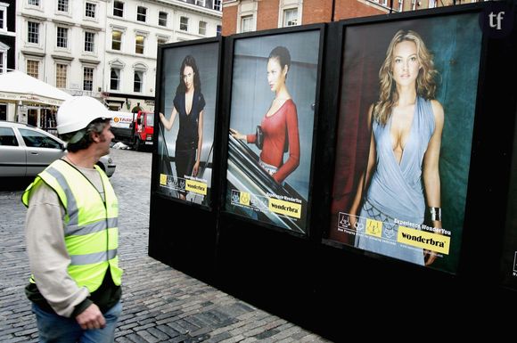 Un homme face à des pubs pour la lingerie wonderbra