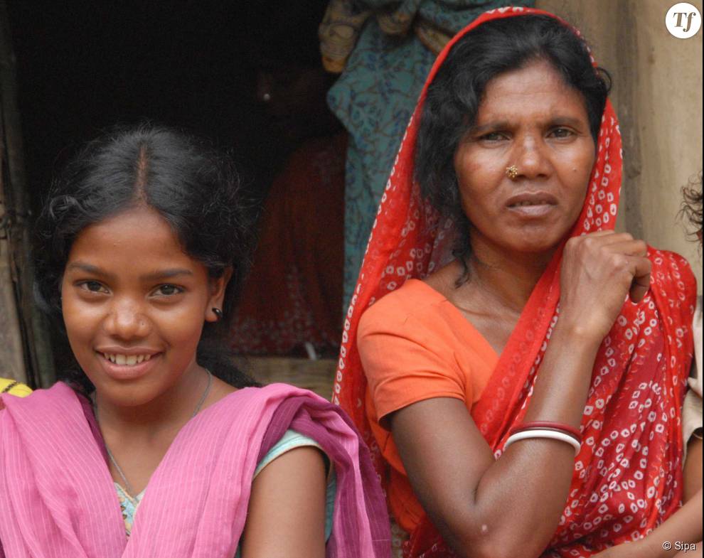 Rekha Kalindi a beau s&#039;être fait battre par sa mère (à droite), elle a eu le courage de refuser un mariage arrangé.