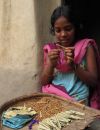 Depuis l'âge de 4 ans, Rekha Kalindi aide ses parents en roulant des cigarettes pour les habitants de son village.