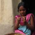 Depuis l'âge de 4 ans, Rekha Kalindi aide ses parents en roulant des cigarettes pour les habitants de son village.