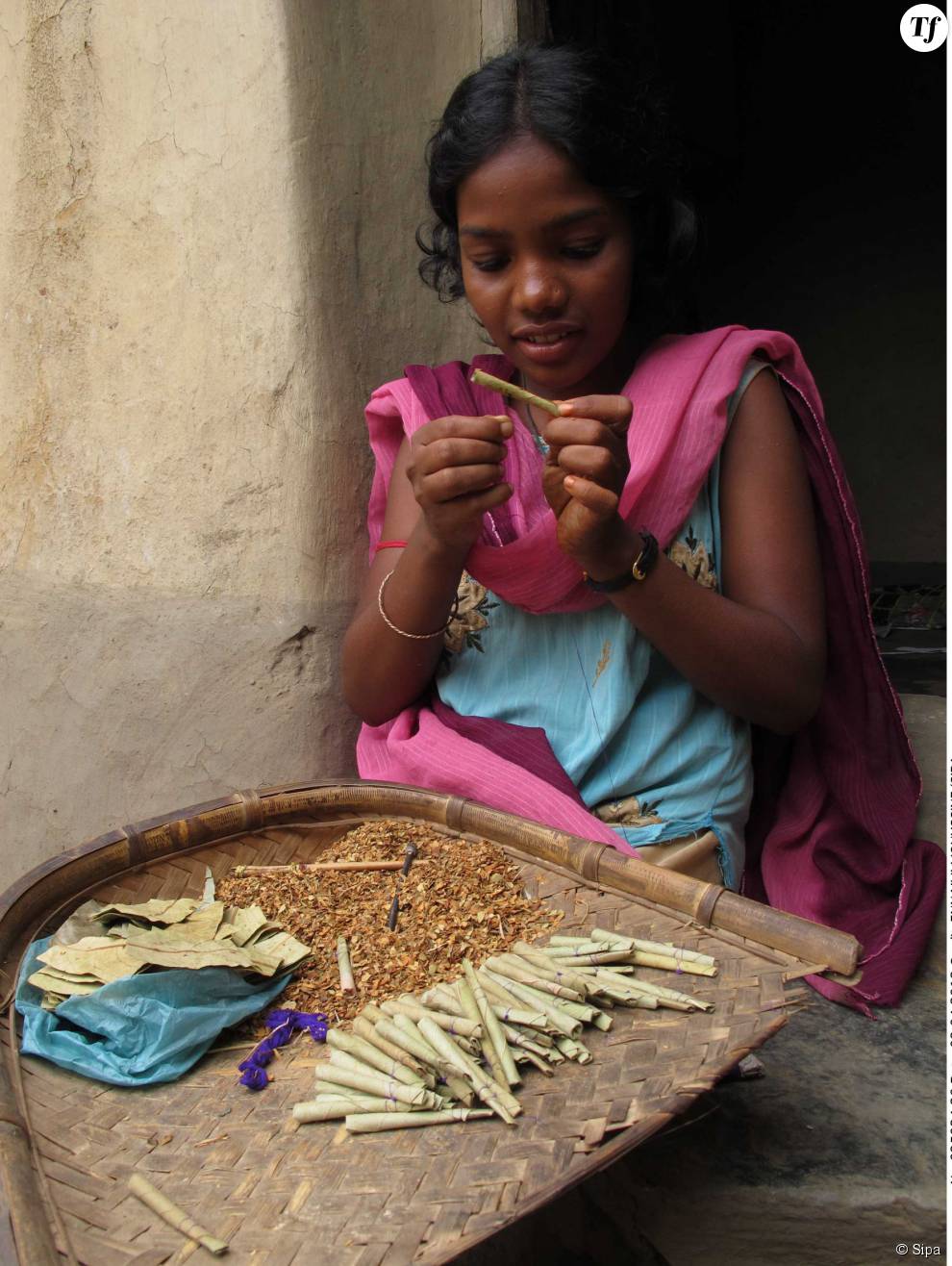 Depuis l&#039;âge de 4 ans, Rekha Kalindi aide ses parents en roulant des cigarettes pour les habitants de son village.