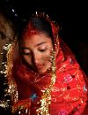 Quelques instants avant la cérémonie de son mariage au Népal, Sumeena 15 ans, semble extrêmement triste.