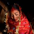 Quelques instants avant la cérémonie de son mariage au Népal, Sumeena 15 ans, semble extrêmement triste.