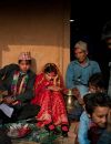 Assise à côté de son mari après le mariage, Sumeena regarde le sol pour échapper à la réalité de sa situation.