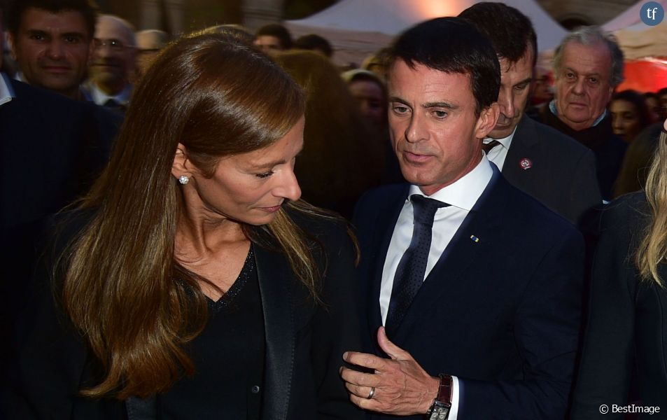  Manuel Valls et sa femme Anne Gravoin - People assistent à l'opéra en plein air 'La Traviata' (une production de Benjamin Patou, le PDG de Moma Group) dans la cour d'honneur de l'hôtel des Invalides à Paris le 8 septembre 2015. 