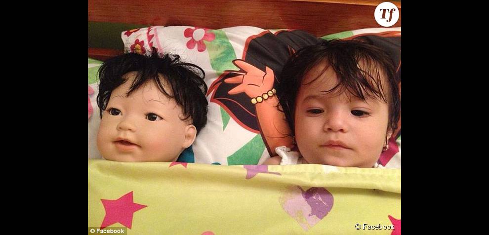 La ressemblance entre cette petite et sa poupée est craquante.