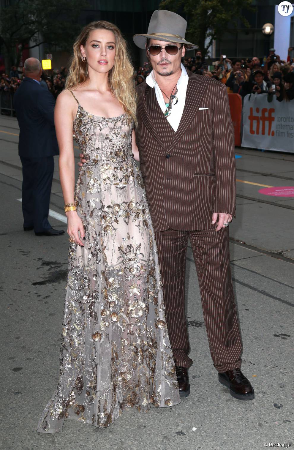   Johnny Depp (habillé en Ralph Lauren) et sa compagne Amber Heard (robe Elie Saab) - Première du film &quot;The Danish Girl&quot; au festival International du film de Toronto (TIFF) le 12 septembre 2015  