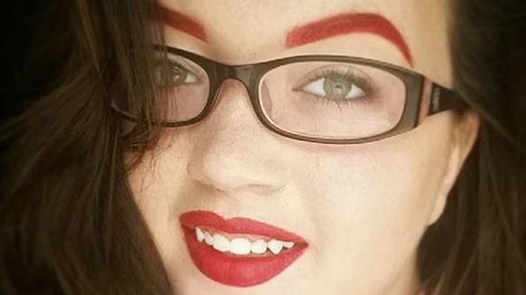 Les sourcils arc-en-ciel, la tendance beauté funky qui décoiffe