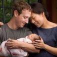 Le fondateur de Facebook et sa femme tenant leur nouveau né