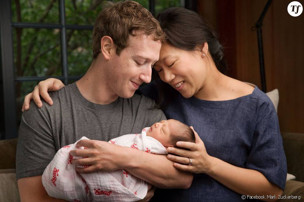 Le fondateur de Facebook et sa femme tenant leur nouveau né