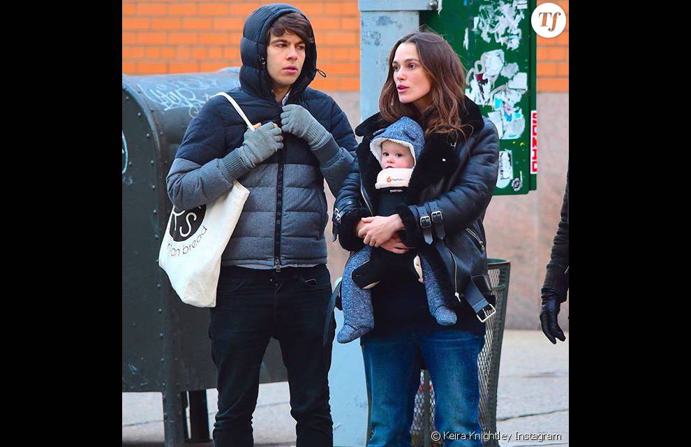 L&#039;actrice et son mari en promenade à NY avec leur nouveau né.
