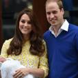  Le prince William ET la duchesse de Cambridge présentent leur fille, la princesse Charlotte. 