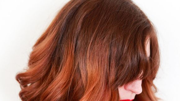 Coiffure de soirée : le tuto pour réaliser des boucles wavy et sexy