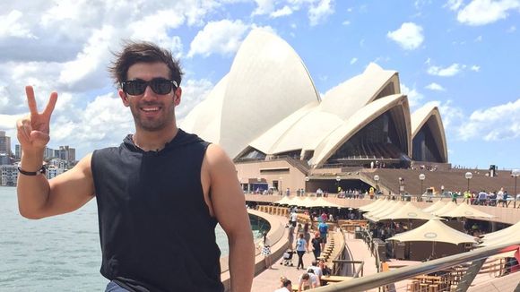 Il pousse ou entarte sa copine : les "blagues" de cet Australien font rire jaune