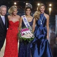 Miss France 2016 : Iris Mittenaere émue par la présence de ses parents séparés depuis son enfance