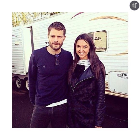 Jamie Dornan pose avec des fans sur le tournage de la saison 3 de "The Fall" en Irlande