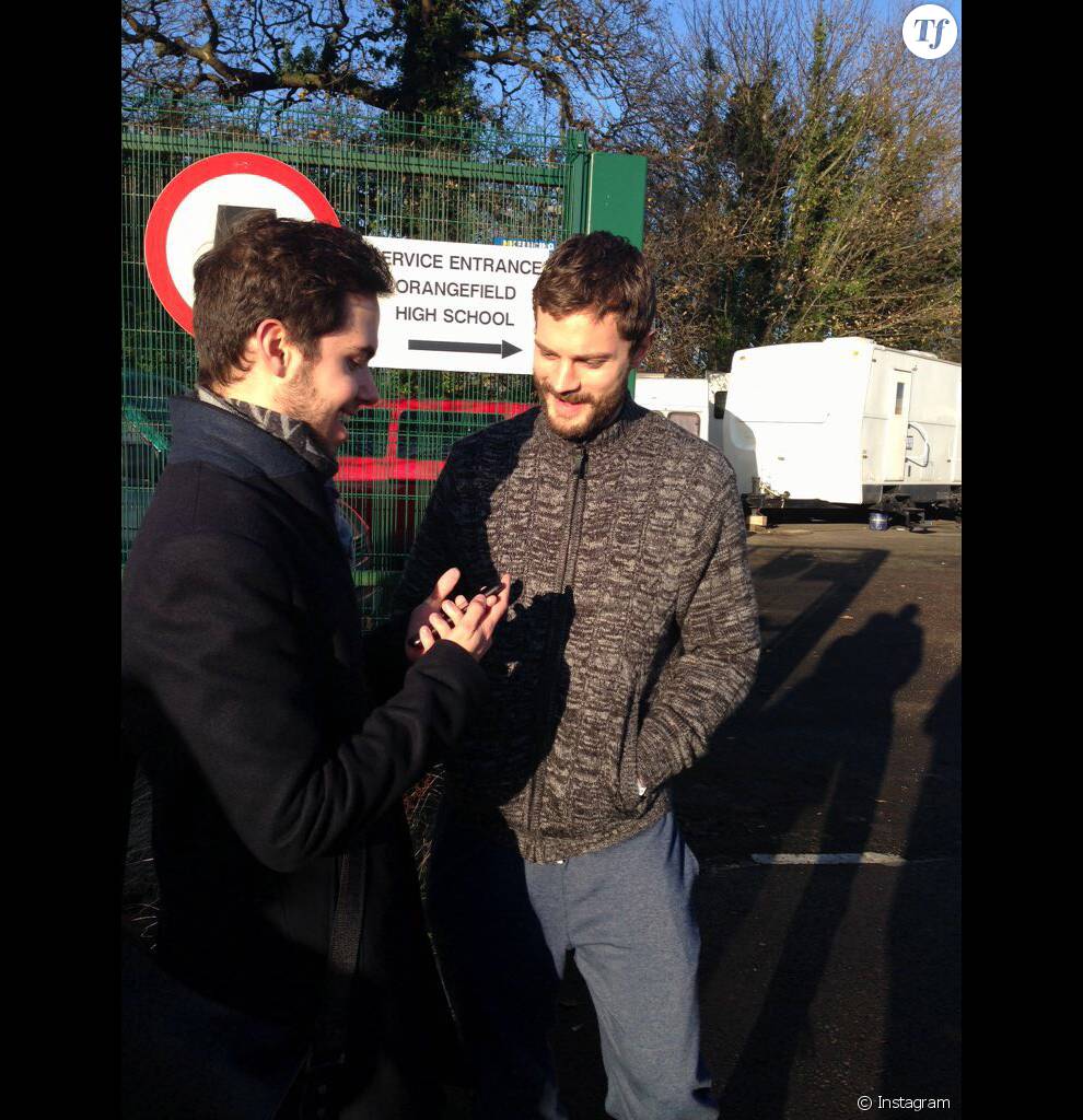 Jamie Dornan pose avec des fans sur le tournage de la saison 3 de &quot;The Fall&quot; en décembre 2015
