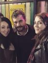 Jamie Dornan pose avec des fans sur le tournage de la saison 3 de "The Fall" en Irlande du Nord