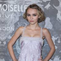 Vanessa Paradis : Lily-Rose Depp fête Noël avec ses copains (photos)