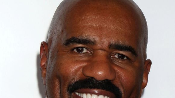 Miss Univers 2015 : le présentateur Steve Harvey se moque de lui-même après son énorme bourde