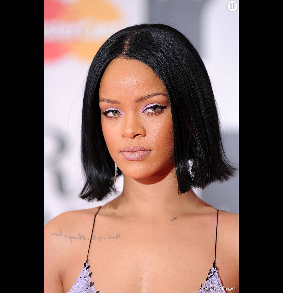 Les cheveux noir de jais de la chanteuse Rihanna.