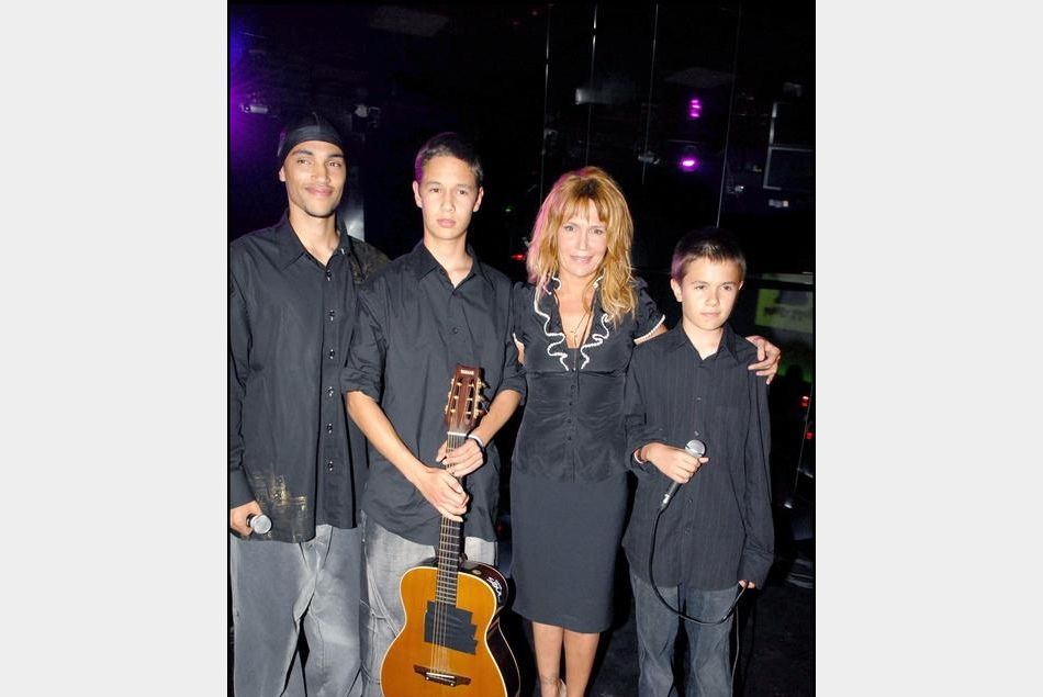 Clémentine Célarié et ses trois fils en concert au  VIP Room
