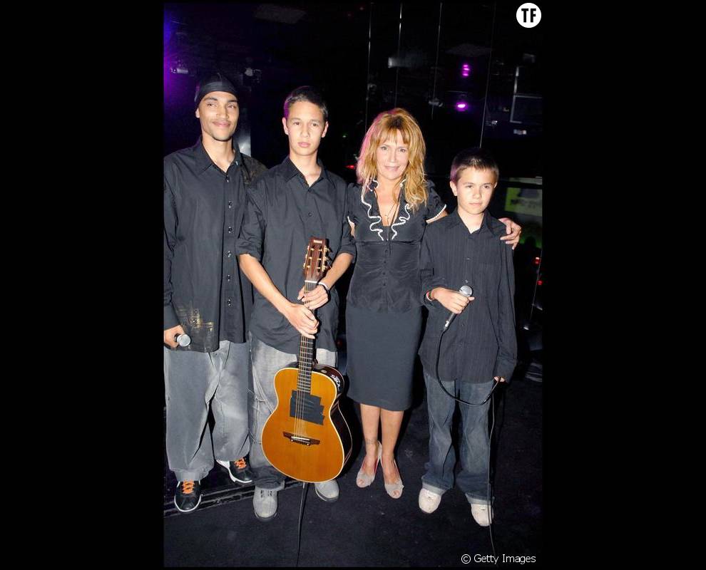 Clémentine Célarié et ses trois fils en concert au  VIP Room