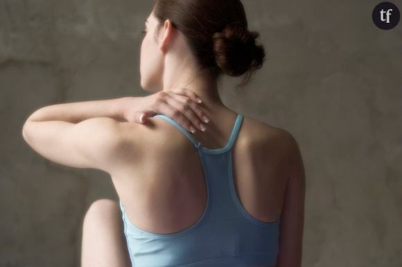 Voilà deux postures de yoga pour se détendre les épaules.