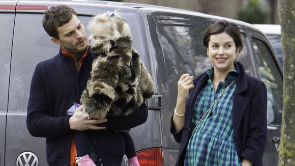 Jamie Dornan : sa femme Amelia Warner ravissante à Londres après son accouchement (photos)