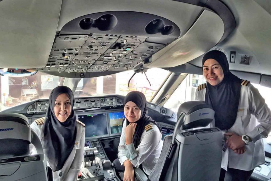 En Arabie saoudite, un équipage féminin fait atterrir un avion... mais n'a pas le droit de conduire une voiture
